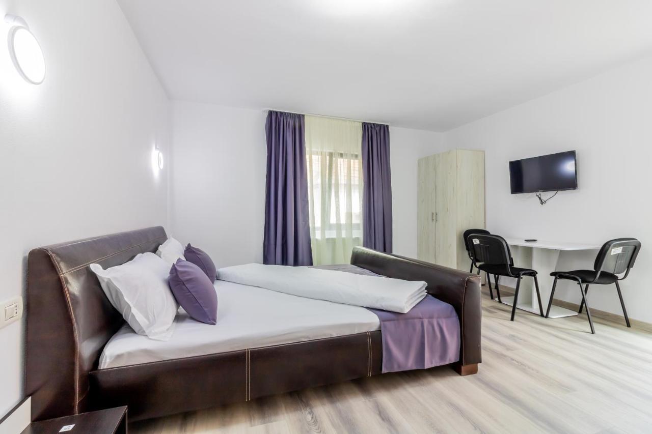 Hotel Pensiunea D & Ylan Novaci-Străini Exterior foto