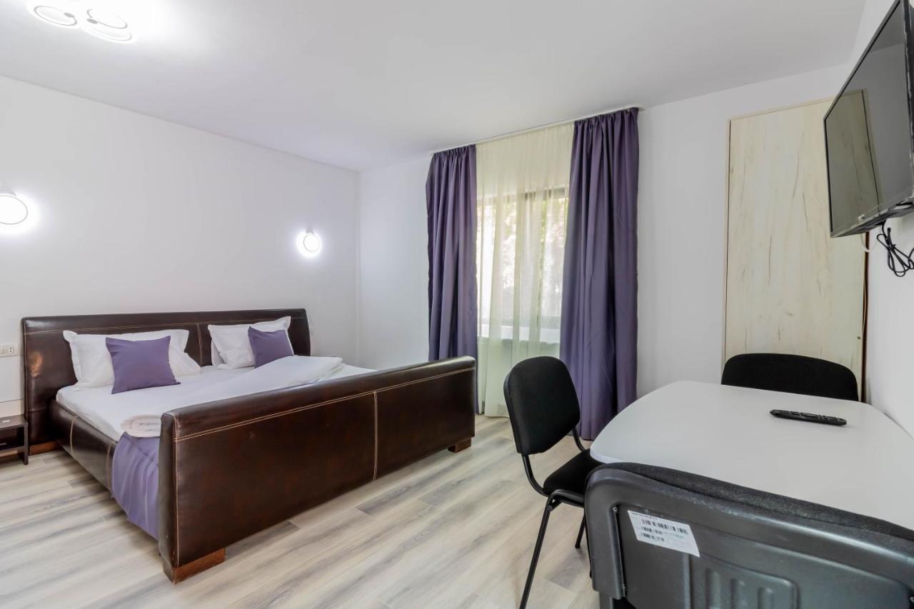 Hotel Pensiunea D & Ylan Novaci-Străini Exterior foto