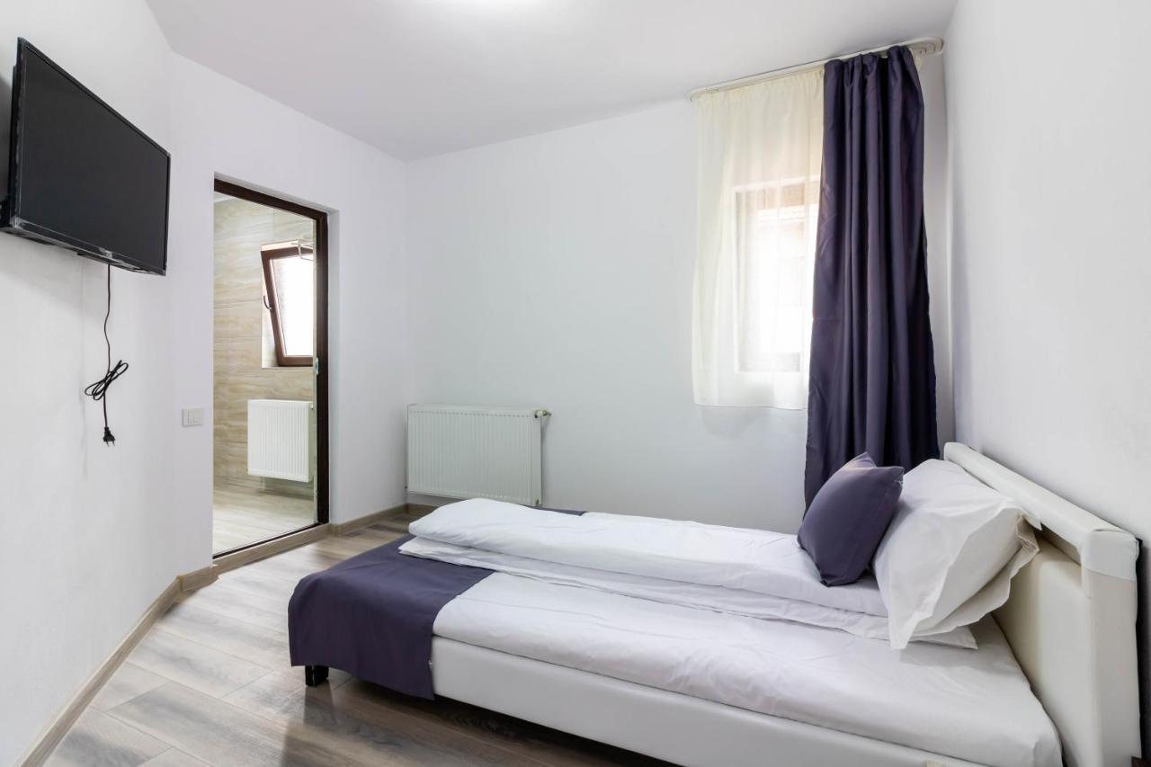 Hotel Pensiunea D & Ylan Novaci-Străini Exterior foto
