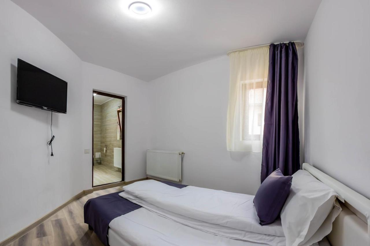 Hotel Pensiunea D & Ylan Novaci-Străini Exterior foto